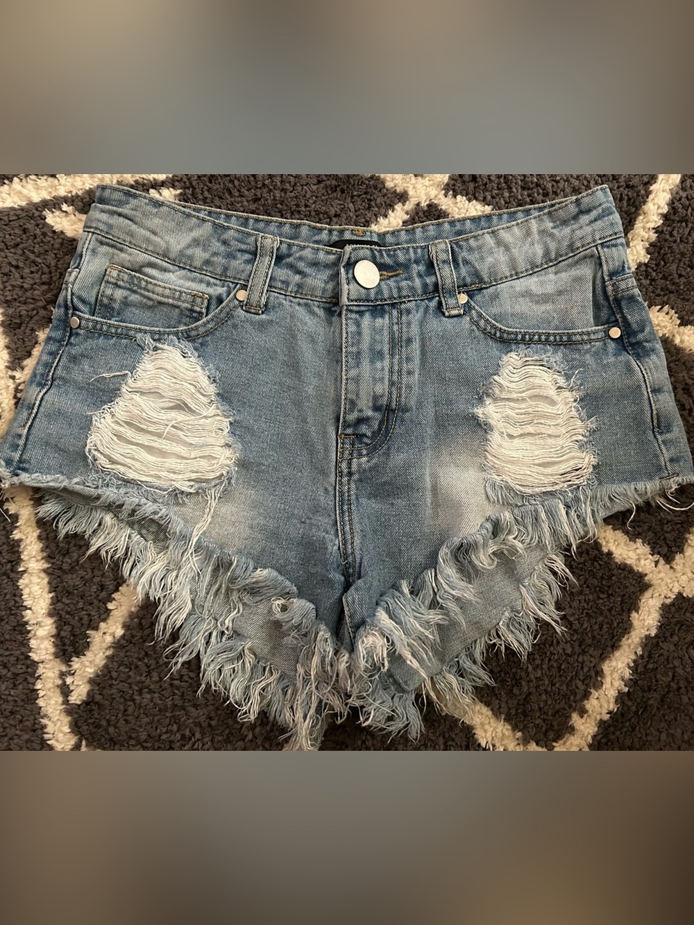 💙 Forever 21 💙 Distressed Light Wash Denim Shorts Size Small 💙